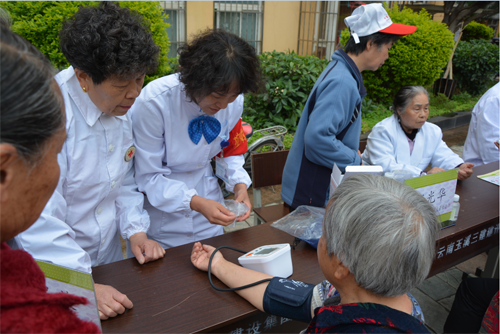 爱耳日免费为居民测量血压(玉带街道.png