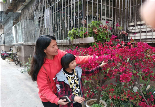 图为玉带街道残联康复员上门送教2.png